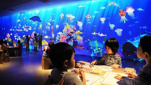 描いた魚が泳ぎ出す不思議な「お絵かき水族館」 東京と大阪に上陸！