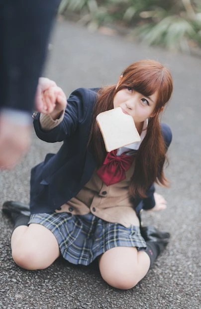 食パンを咥えた女子高生とぶつかるレアなケース モデル：河村友歌さん