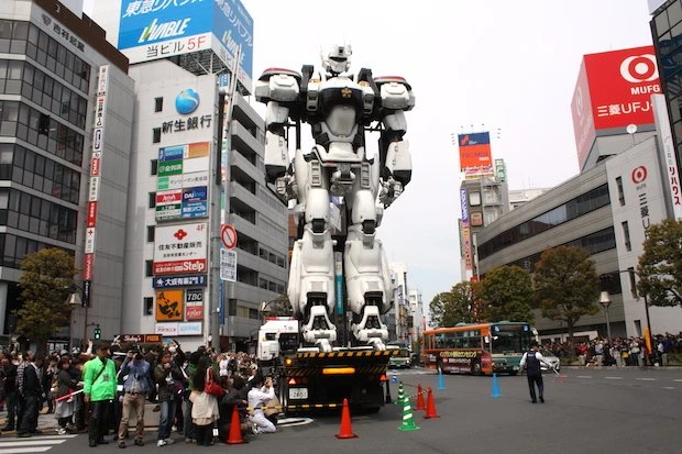 吉祥寺駅北口に登場したパトレイバーシリーズを代表するロボット・イングラム