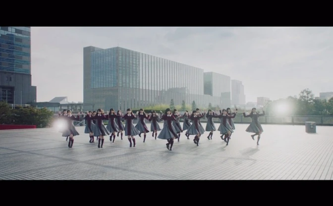欅坂46『二人セゾン』自然光による爽やかなMV公開　特徴的な制服も健在！