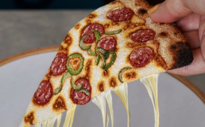 はて、刺繍とは？ 糸でできたピザが美味しそうでたまりません