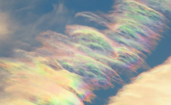 鮮やかな虹色をまとった彩雲 『天気の子』監修の研究者が撮り方を解説