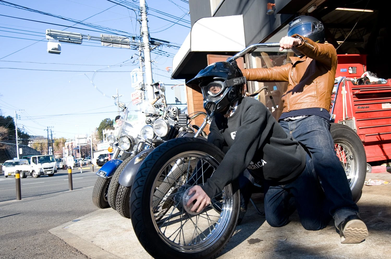 ガレージにあったタイヤで人間バイクになる地本草子さん・八田モンキーさん　撮影：市村岬