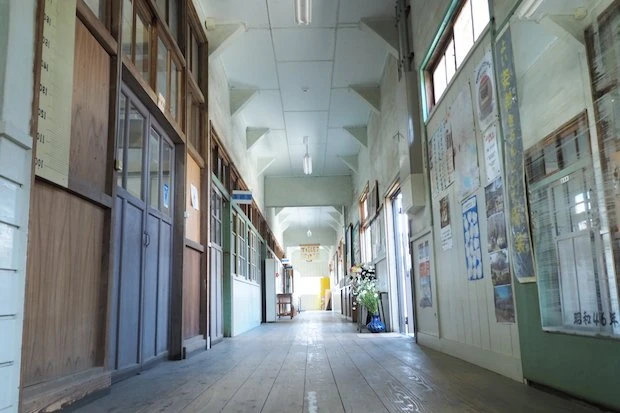「Satoani文化祭」が開催される朝日里山学校の校舎内