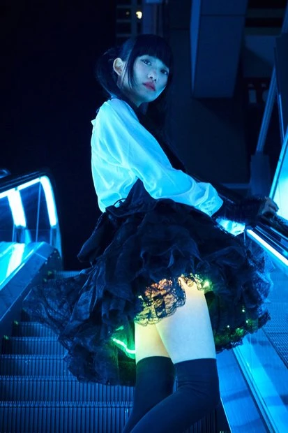 「光るスカート」／モデルは阿知波妃皇さん