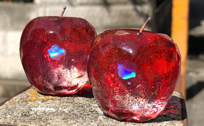 宝石のようなリンゴのガラス細工 「生きてるみたい」など反響
