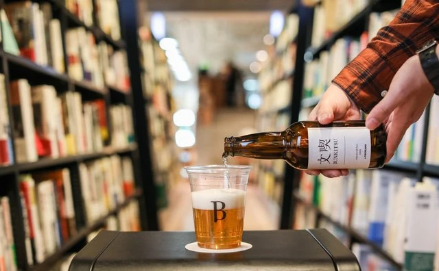 “本と過ごすためのビール“開発へ　入場料のある書店「文喫」が推進