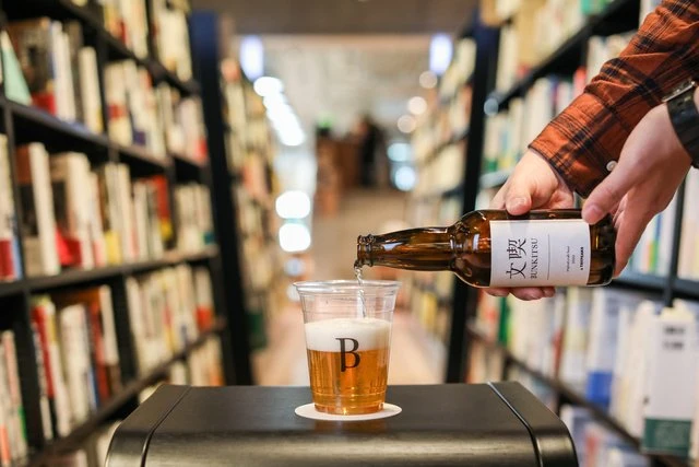 文喫×TRYPEAKSによる「本と過ごすためのビール」