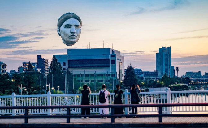 空に浮かぶ巨大な「顔」再び東京に現れる　現代アートチーム 目[mé]の思惑