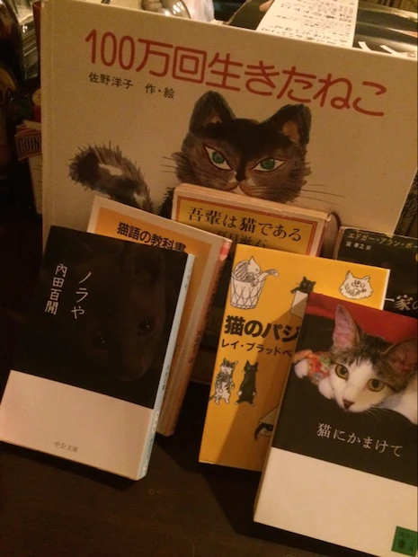 『猫町』などネコ文学が並ぶ ねこ文壇バー「月に吠える」が新宿に