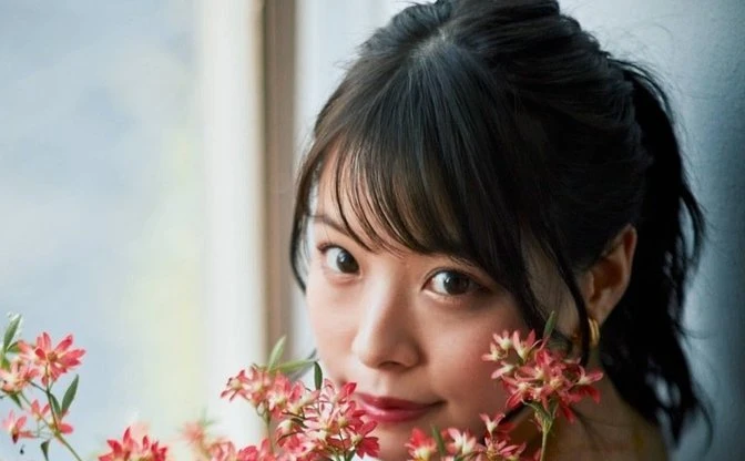 【写真】セクシー女優 八木奈々が過ごす、花と4000冊の本に囲まれた暮らし