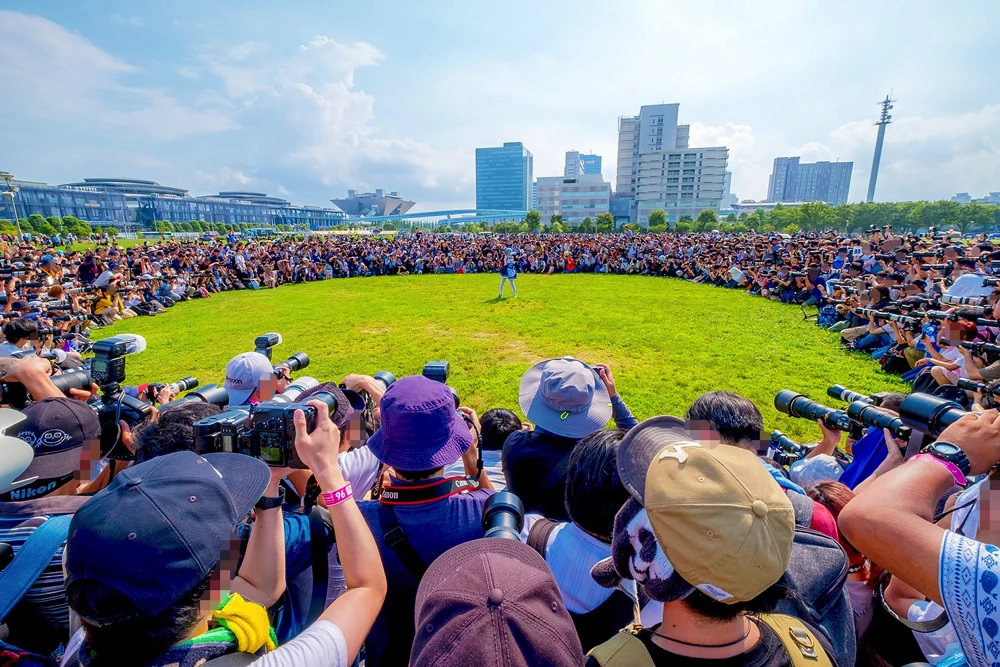 コスプレイヤー えなこ囲み撮影の風物詩　ギネス級の「えなこりんぐ」が神々しい.jpg