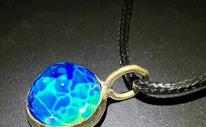 宝石に揺らめくオーロラの光　幻想的な「水紋ガラスペンダント」のこだわり