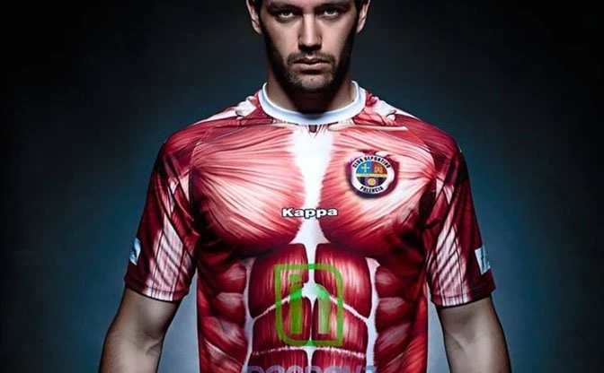 完全に『進撃の巨人』！ スペインサッカーチーム衝撃の新ユニフォーム