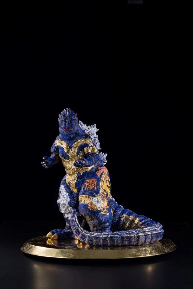 ゴジラを博多人形で表現したアート『追憶の呉爾羅』発売　全身に歴代怪獣14体