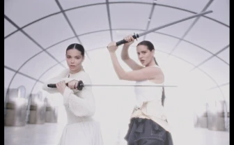 Björk×Rosalía「Oral」MVレビュー：二人のポップスターが向ける闘いの矛先