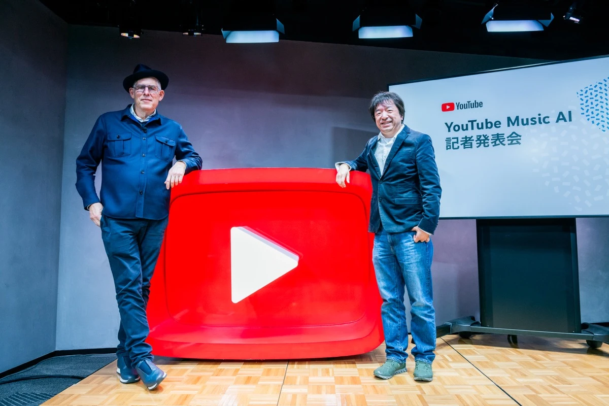 YouTubeの音楽部門グローバル責任者であるリオ・コーエンさん（左）と、クリプトン・フューチャー・メディアの社長・伊藤博之さん（右）