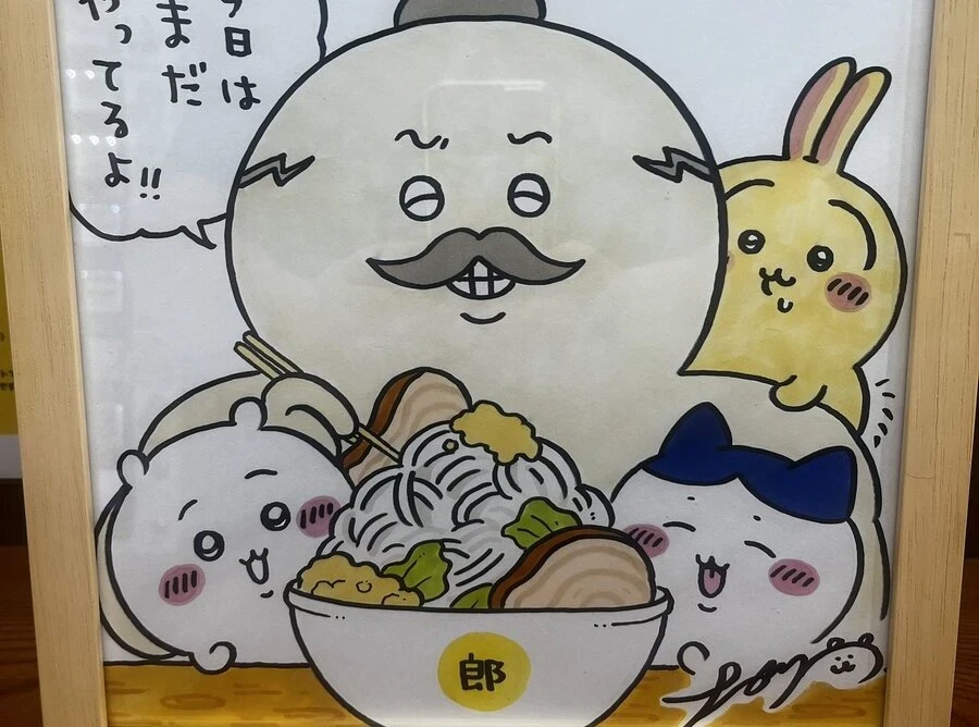 『ちいかわ』作者のナガノ、ラーメン二郎亀戸店に島二郎の色紙を贈呈