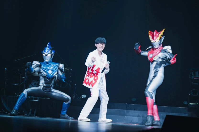 左からウルトラマンブルとオーイシマサヨシさんとウルトラマンロッソ