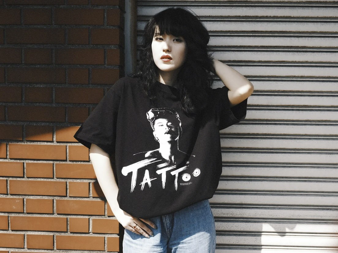 中森明菜さんの名曲「TATTOO」のレコードジャケットをイメージしたTシャツを着るイバさん