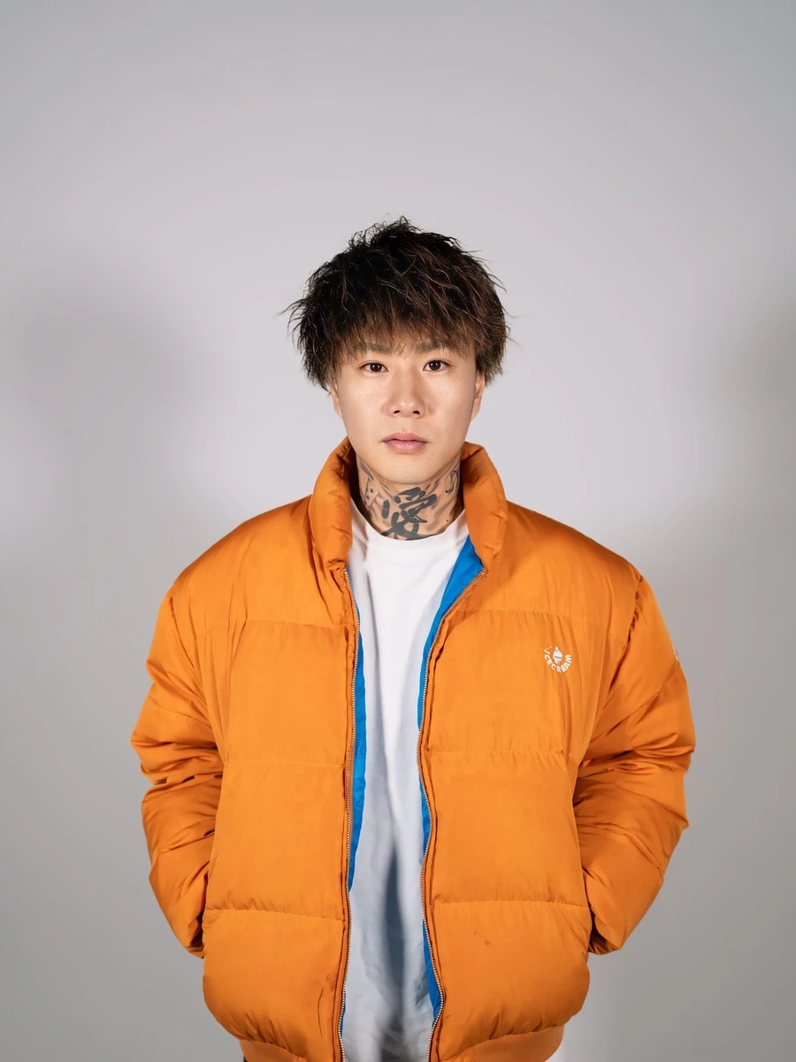 元Repezen FoxxのDJ銀太、プロ野球チームに入団　1日限定で監督にも就任