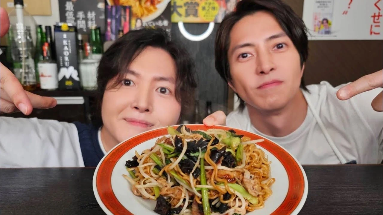 山下智久、料理研究家リュウジのYouTubeに登場 「至高を越えた上海焼きそば」をつくる