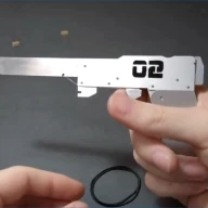 「カードサイズの輪ゴム銃」ナンバリングは「02」。試作版には「01」とデザインされている