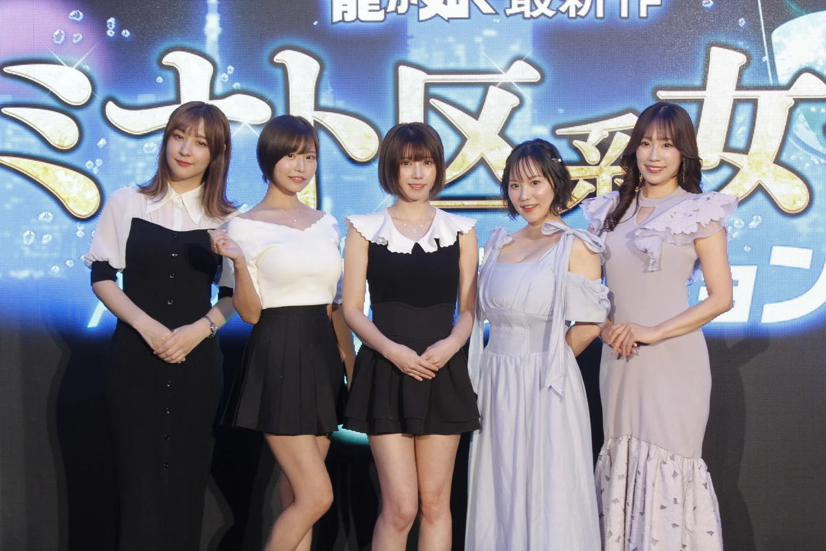 “ミナト区系女子”オーディションの合格者（左から、みそしるさん、本郷愛さん、えなこさん、澁谷果歩さん、霧島聖子さん）／写真は編集部が撮影