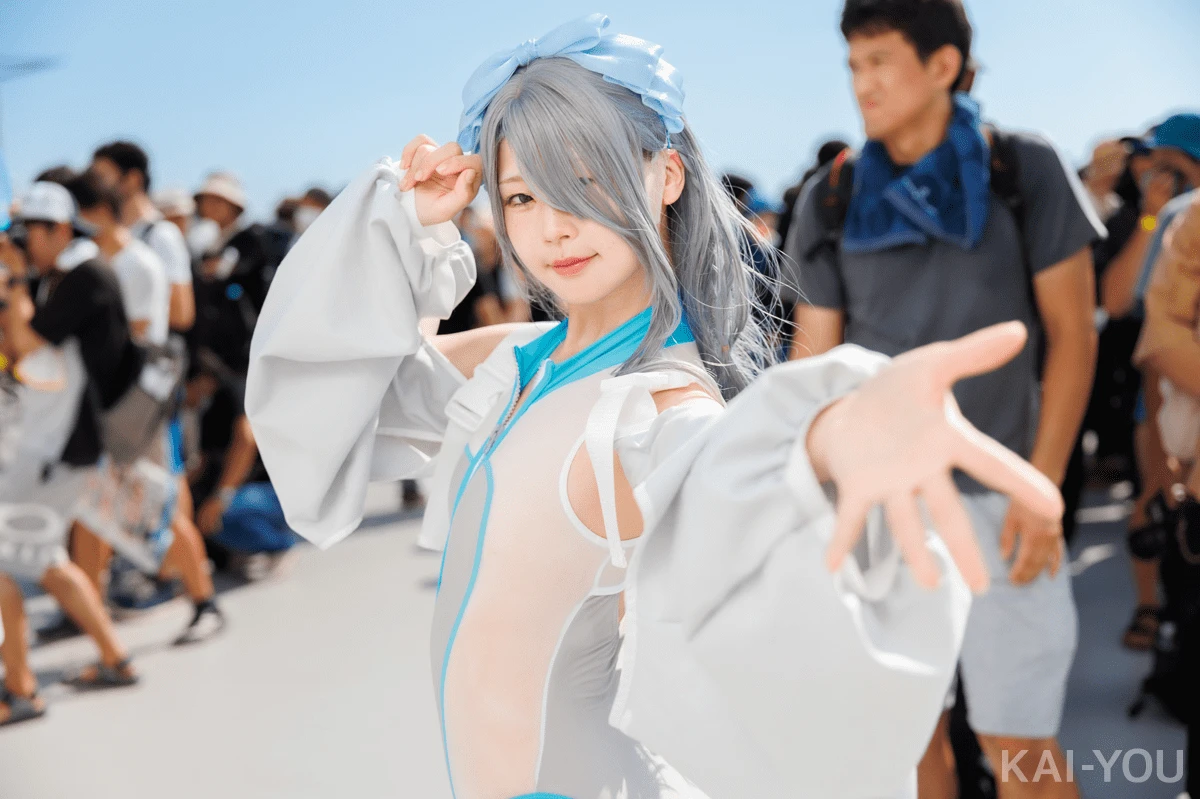 秋野こがねさんのコスプレ。衣装はコンセプトコスチュームブランド・M企画の「クラゲ水着」