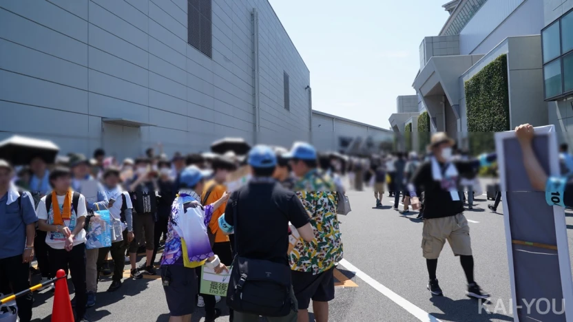 颯爽と集まってきて列整理にあたるコミケスタッフ（青い帽子や腕章の人たち）