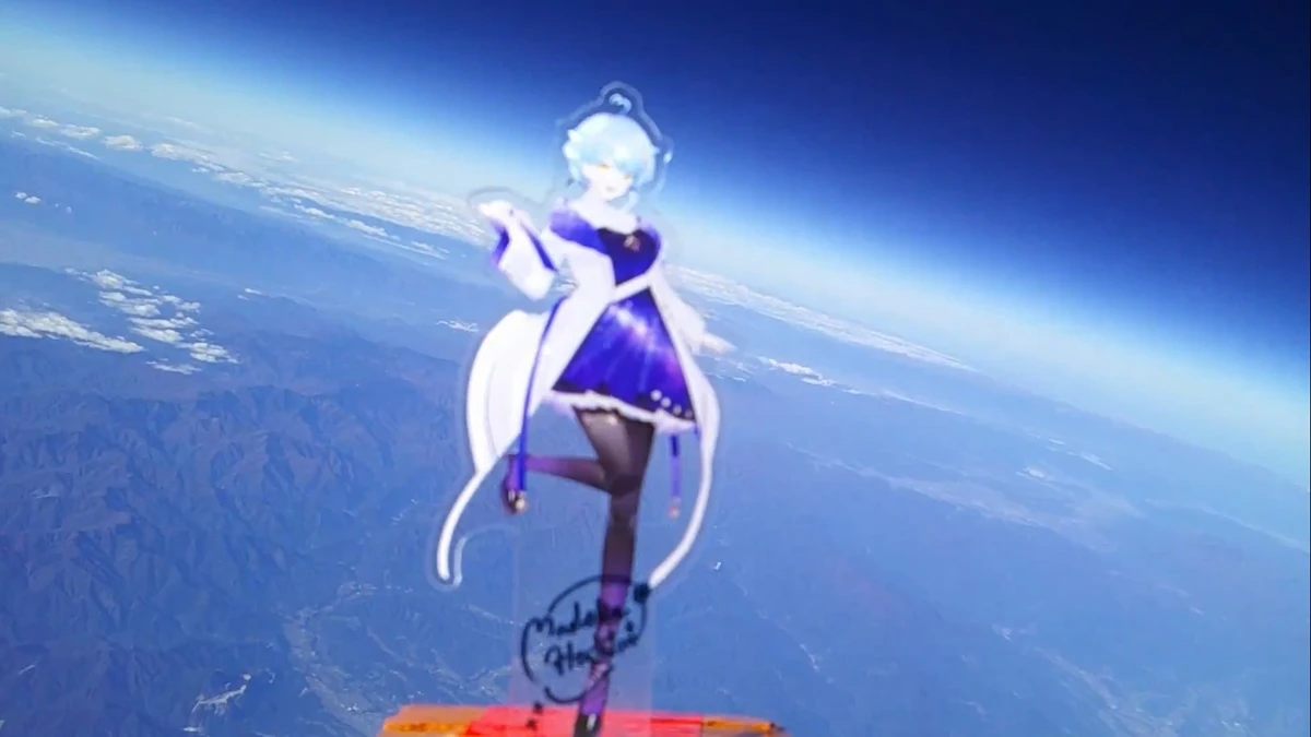 成層圏に到達したVTuber星見まどかさんのアクリルスタンド／画像は星見まどかさんのXより