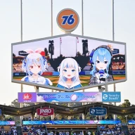 LAドジャースの試合でアナウンスする兎田ぺこら／画像はホロライブ公式サイトより