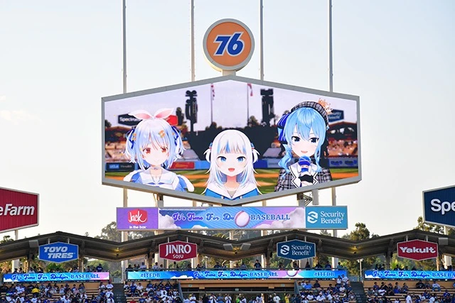 LAドジャースの試合でアナウンスする兎田ぺこら／画像はホロライブ公式サイトより