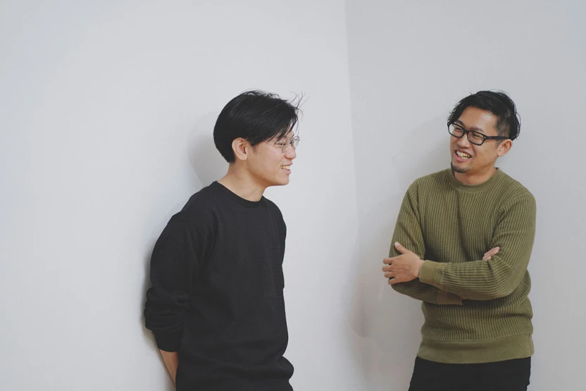 撮影中も延々とカードゲームの話を続ける2人。ガチです。