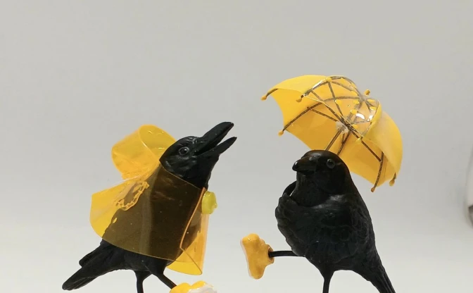 雨と遊ぶ！ カラスのフィギュアがポップ　どこから見ても可愛いすぎるポーズに注目