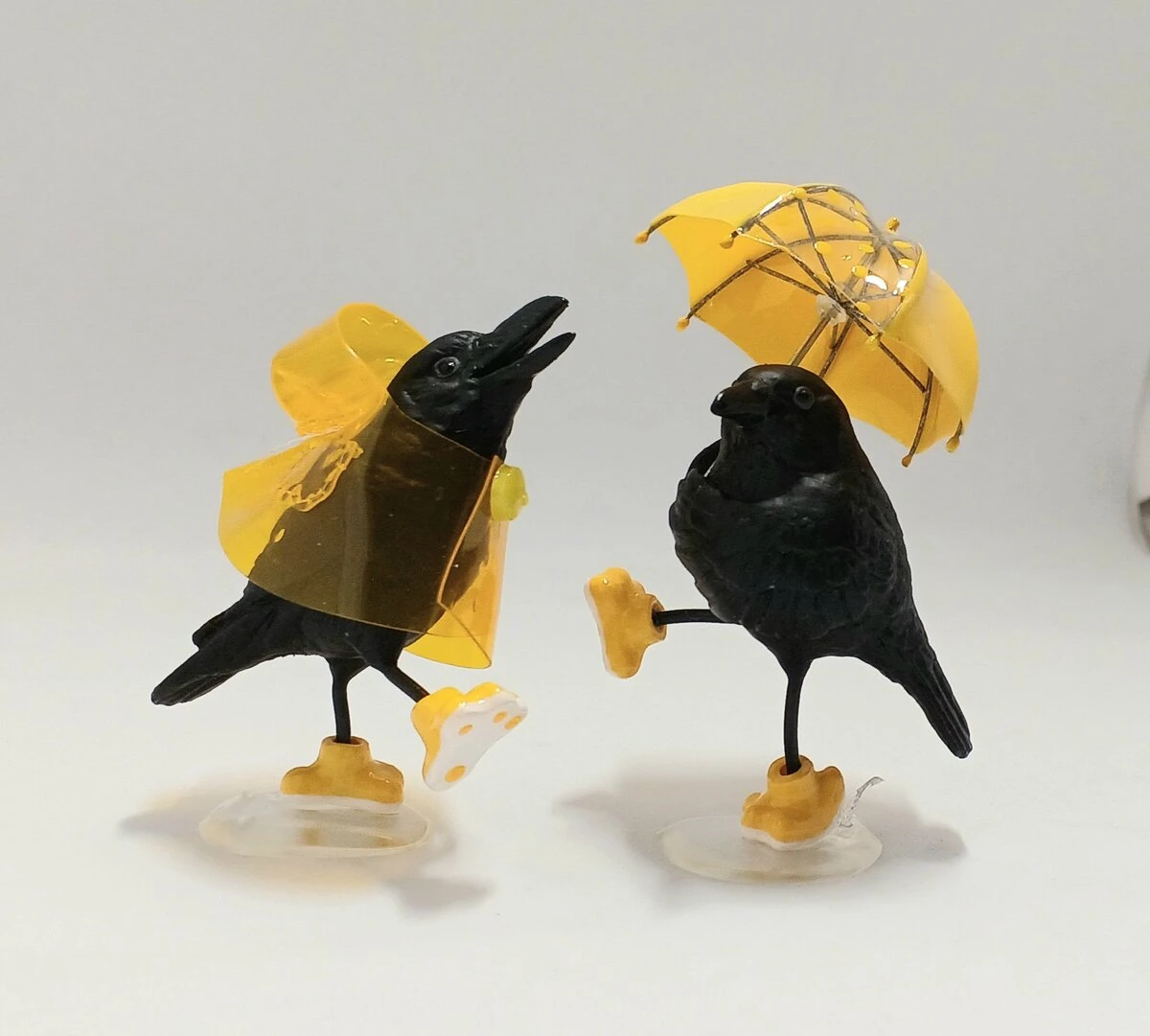 雨と遊ぶ！ カラスのフィギュアがポップ　どこから見ても可愛いすぎるポーズに注目